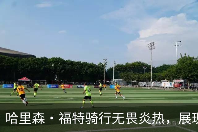 哈里森·福特骑行无畏炎热，展现84岁非凡活力